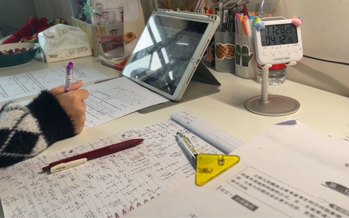 luanzx7zx's tweet photo. Finished the final review for the semester exam! No more cramming, only weekend snacks and chill time now! https://t.co/oXCiLFhTnQ