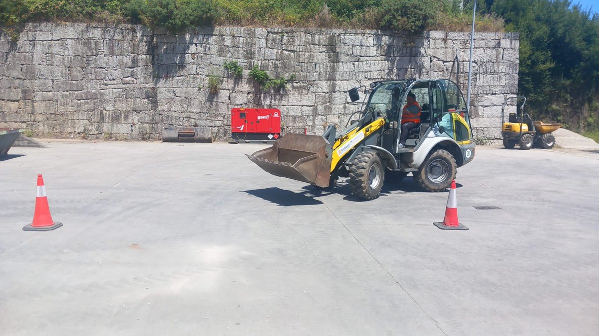 fearmaga's tweet photo. #Formación 🚜 Celebramos durante o mes de xuño o #curso presencial “Uso práctico da carretilla elevadora, pá cargadora e guindastre”.
📍 Santiago de Compostela
⏱ 30 horas de formación https://t.co/kzGySjhgyI