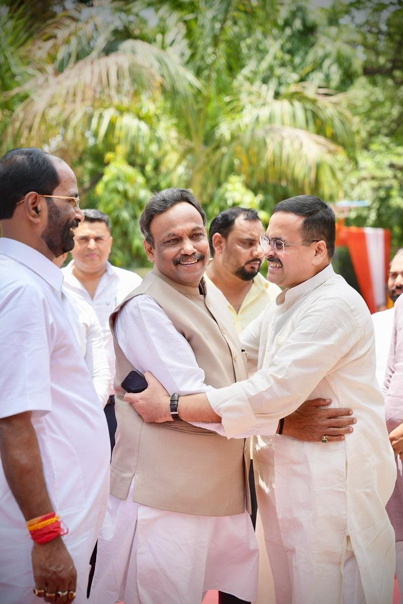 TawdeVinod's tweet photo. देश हित से जुड़े विषयों पर शोध, नीतिगत संवाद और वैचारिक परामर्श के माध्यम से राष्ट्र निर्माण में अपना बहुमूल्य योगदान दे रहे डॉ. श्यामा प्रसाद मुखर्जी रिसर्च फाउंडेशन के नवीनीकृत कार्यालय के शुभारंभ एवं पूजन समारोह में माननीय राष्ट्रीय अध्यक्ष @NitinNabin जी एवं संस्थान से जुड़े लोगों के साथ शामिल हुआ।

भाजपा के प्रेरणापुंज डॉ. श्यामा प्रसाद मुखर्जी जी के विचारों एवं उनके विज़न को संवाद के माध्यम से जन-जन तक पहुँचाने में यह संस्थान उल्लेखनीय कार्य कर रहा है।

@spmrfoundation