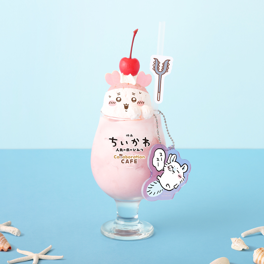 THEGUEST_sby's tweet photo. ／
#映画ちいかわ 人魚の島のひみつ
Collaboration CAFEメニューご紹介🍽️
＼
🍽️DRINKメニュー６品

🏝️南国風トロピカルドリンク
南の島をイメージしたトロピカルドリンクは、ちいかわ、ハチワレ、うさぎからお選びください。

🏝️起きて～！古本屋のピーチスムージー　モモンガキーホルダー付き
古本屋がモモンガを一生懸命起こしているシーンをイメージ。

🏝️くりまんじゅうのベンッベンッ
リズム感ある者たちに選ばれた、くりまんじゅうの缶でベンッベンッを再現できるドリンクです。

🏝️島民のタンサン！？ドリンク
船酔いしたちいかわに炭酸をくれた島民二人を表現。

#ちいかわ #chiikawa #コラボカフェ #渋谷PARCO #心斎橋PARCO #名古屋PARCO #THEGUESTCAFE