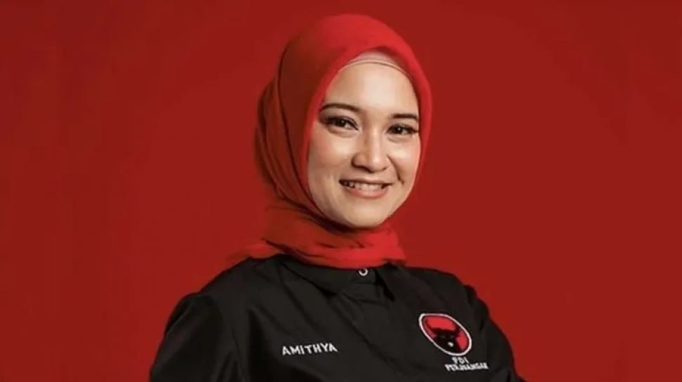 ikhwanuddin's tweet photo. mba ini lulusan Sastra Inggris UM
pernah jadi guru SD
dan sekaligus politisi PDIP 🔴 https://t.co/xRSYnx27cT