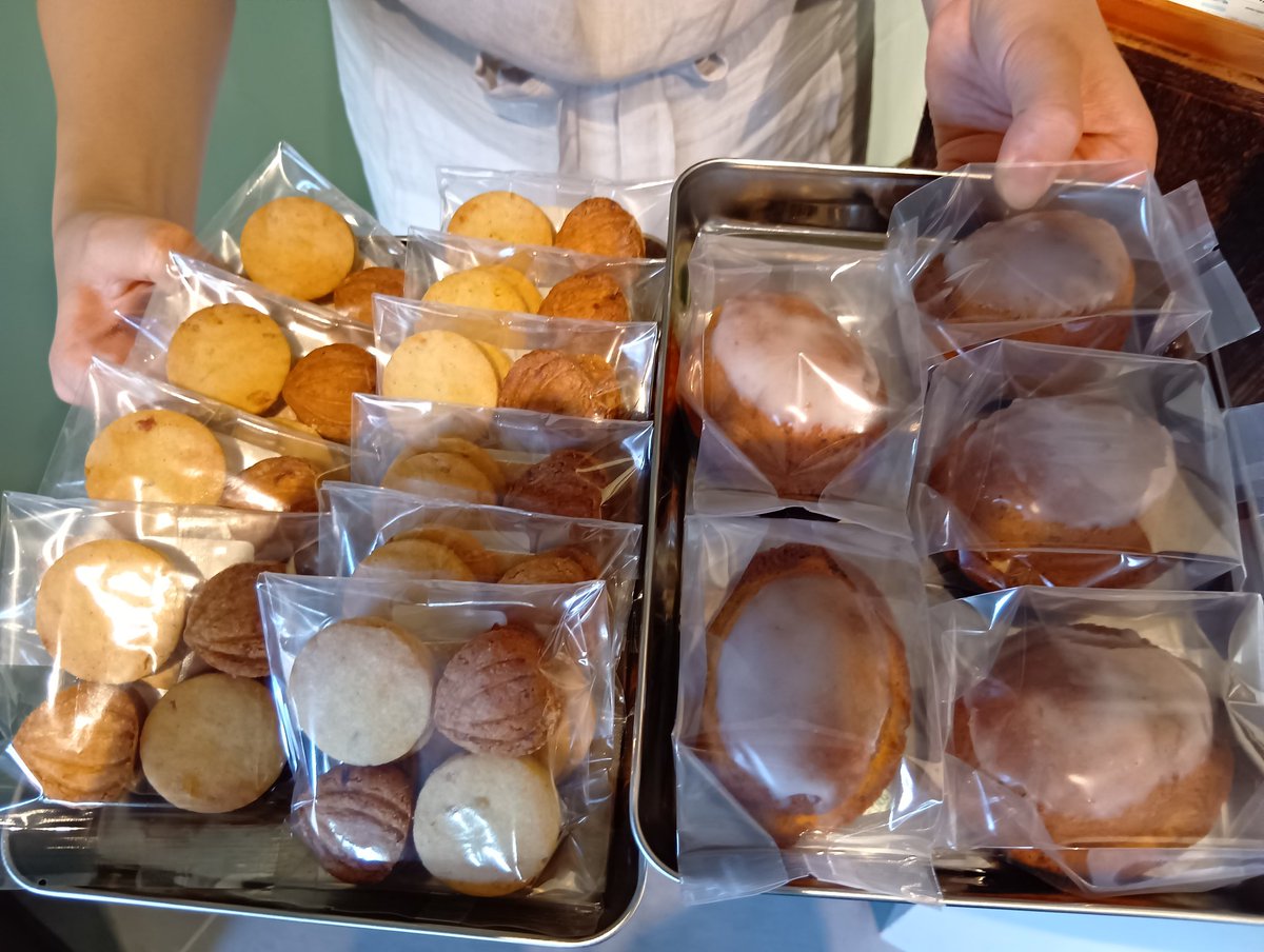 paupaupauel's tweet photo. パウ茶会用にと、瑞の便り様から、出来立ての「玉ねぎとオレンジバニラのクッキー」と「ズッキーニのレモンケーキ」を取りに来ました！
ほんとーーに両方とも美味しいので食べて欲しい！ちなみに、私はお茶と合わせて食べた時に感動して泣きました！笑
数量限定販売なので来る方は是非ご賞味ください https://t.co/pOPmAqliVS