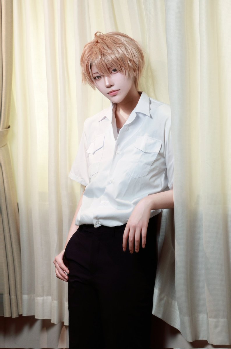 reaam_1jp's tweet photo. cos. 
隣の席のヤツがそういう目で見てくる https://t.co/VNme0spz4o