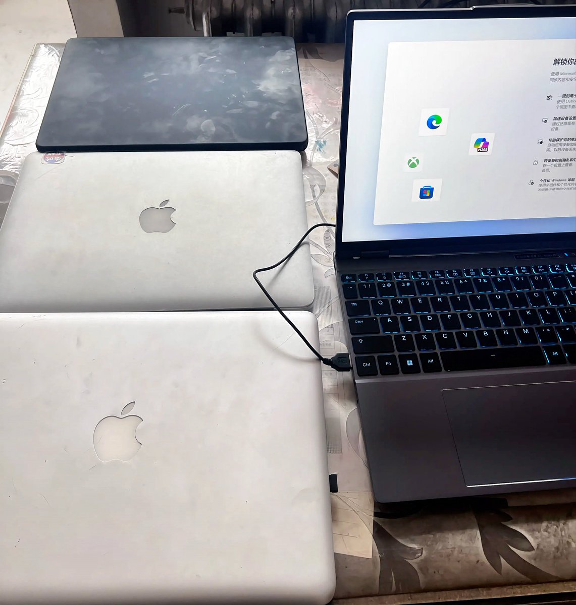 BsodSystem92072's tweet photo. 从白苹果到 Windows 11，这就是属于我家数码男孩的浪漫吧。
 家里祖传的 MacBook 军团，今天见证了新成员的加入。 https://t.co/U2yAUtAf0q