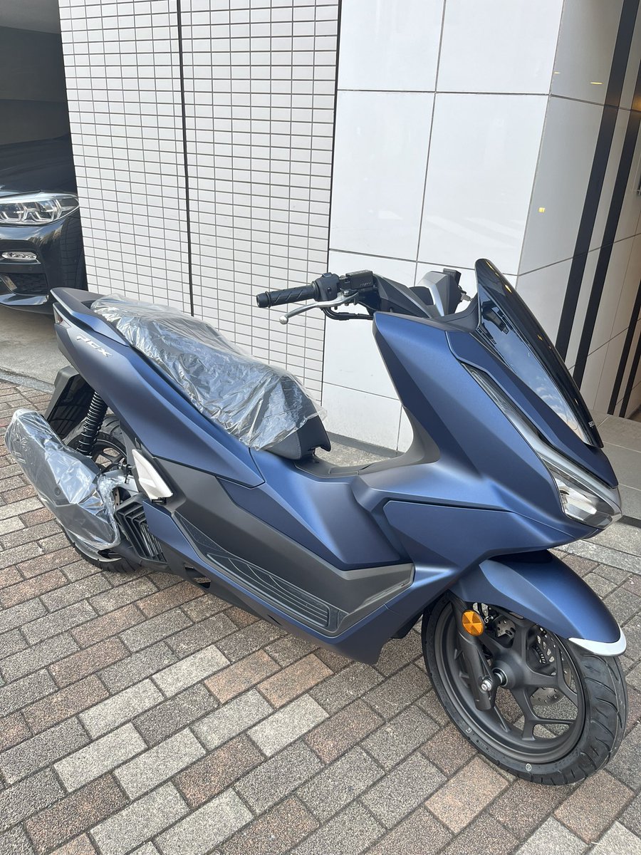 Redzone_Bike's tweet photo. 相変わらず人気の「PCX」
こちらの車両は1台限りですが直ぐにご案内が可能な車両です✨
#pcx
#ホンダ
#原付2種
#新車 https://t.co/YqQyjAplC2
