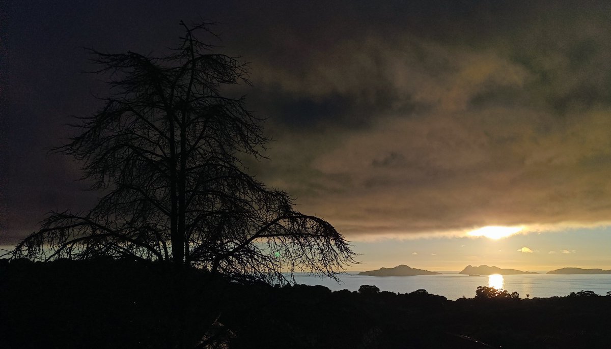 likifumei's tweet photo. La edición 2026 no ha sido la mía en el torneo #ITF MT100 de #Nigrán en @ATOBEIRAcdtenis... ayer un gran Luis me pasó por encima 😅
Un atardecer precioso con las islas Cíes al fondo y la compañía de mis amigos sirvieron de buen consuelo 😌
#TenisVeteranos #ITFMasters #Baiona https://t.co/1LpsccY2SF
