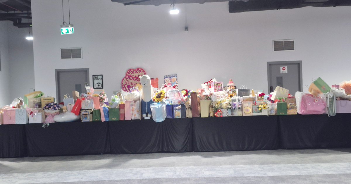 _wawao's tweet photo. เราประทับใจโต๊ะของขวัญวันเกิดน้องเนยที่อยู่หน้าคอนเสิร์ตมาก มันคือของขวัญวันเกิดที่แม่ซื้อให้ลูกอะ https://t.co/KM4yYW8PPl