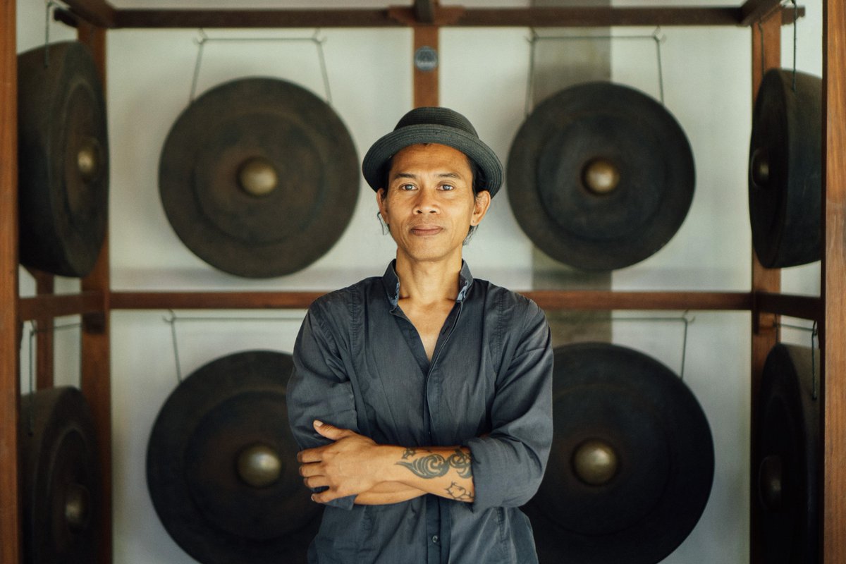 orenambarchi's tweet photo. Out today on Black Truffle, BAUR BENTUR, a new release from DEWA ALIT, master of radical Balinese gamelan. Previous Black Truffle releases introduced international listeners to the magical sound-world of Alit’s GAMELAN SALUKAT, who perform on instruments tuned to a unique scale derived from modified versions of two traditional Balinese scales. BAUR BENTUR now highlights another aspect of Alit’s work, presenting  pieces composed in 2024 & 2025 where Gamelan Salukat performs alongside virtuoso pianist SRI HANURAGA. BAUR BENTUR is a stunning next step in Alit’s radical combination of tradition & innovation. LP+Digital: https://t.co/EHO6U0M9F9