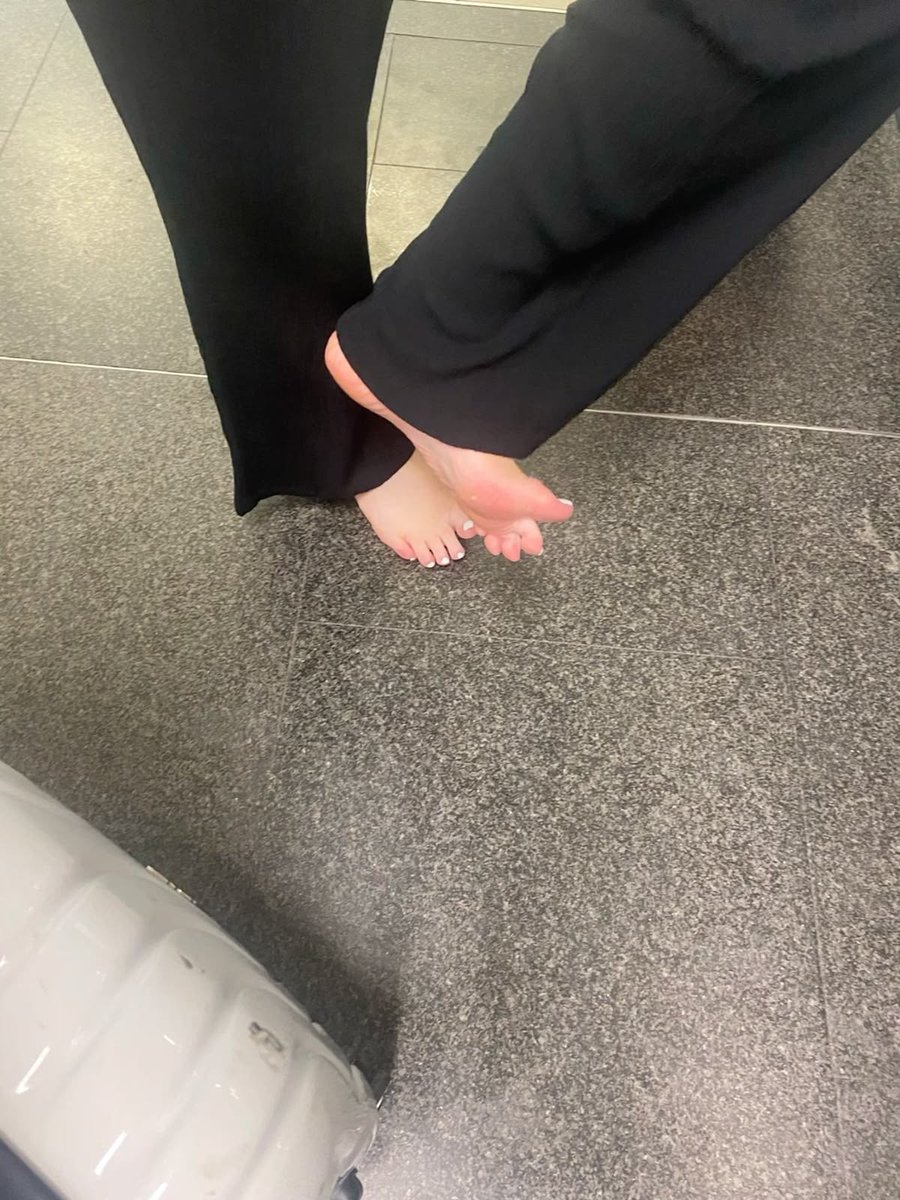 kleinefuesslein's tweet photo. Wie geht es dir wenn du meine Füße siehst? 😘 https://t.co/7kDEyB2WxN
