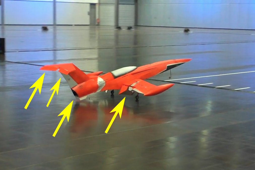 _Universal_7's tweet photo. @tabi2025 @Rainmaker1973 Not a good example.
This plane is not flat. Its body is rounded, and clearly has an engine in the back ; it has the wing flaps, and the tail flaps.

Nothing like the other plane which is totally flat, with no other parts on it of any kind visible. https://t.co/rFaYQMleTm