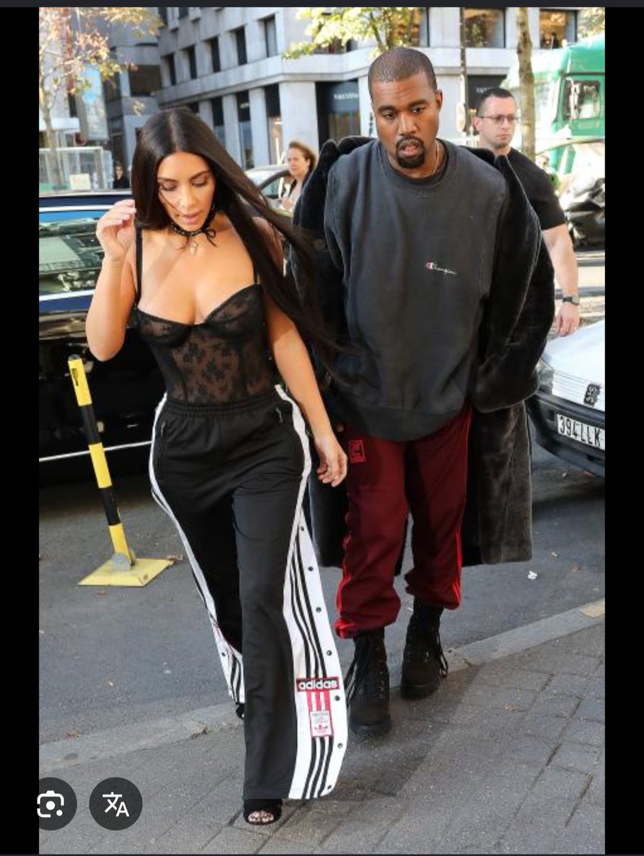 emc2t's tweet photo. @mokiruz Ha de ser seguidora de la Kardashian https://t.co/WW34GXwpdM