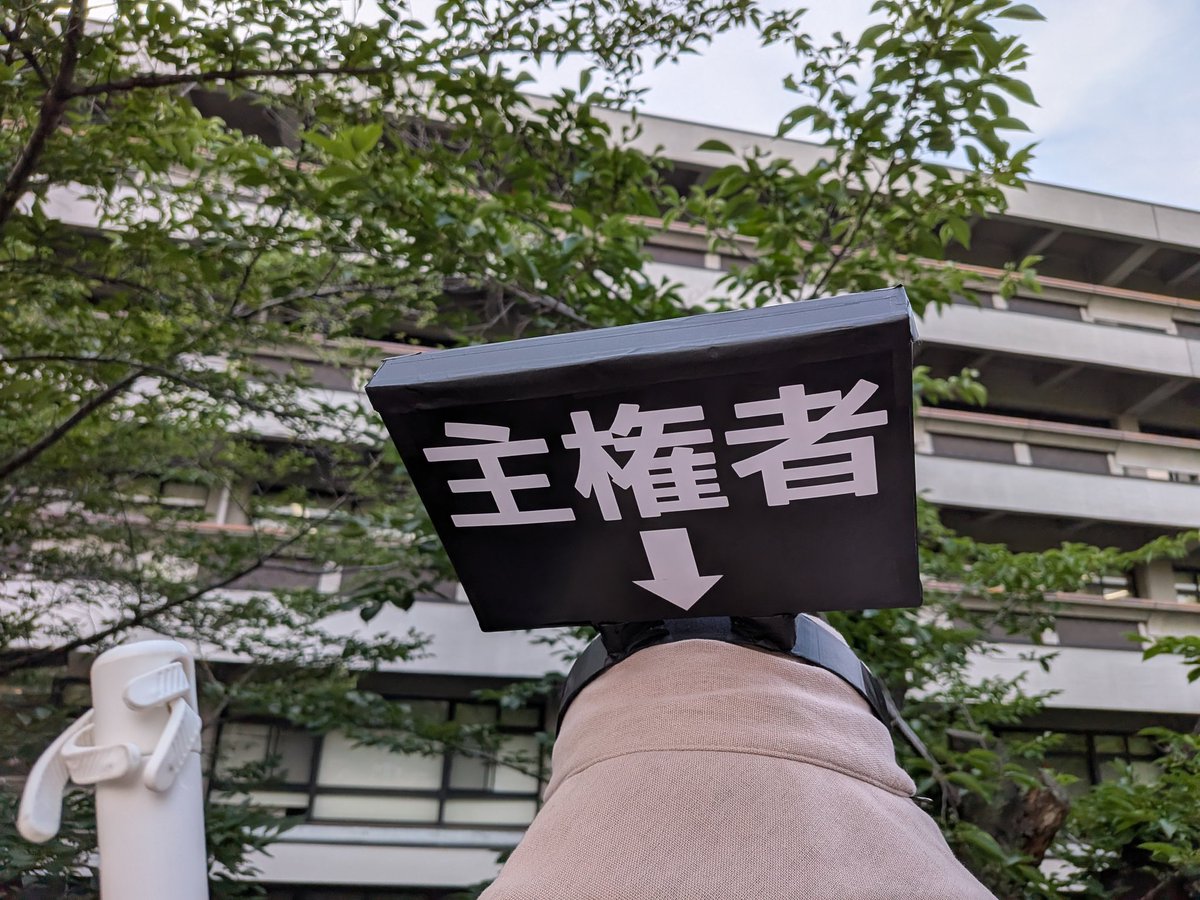 nochi1974's tweet photo. 主権者カチューシャ！すご！ https://t.co/ebWIDuqDjA