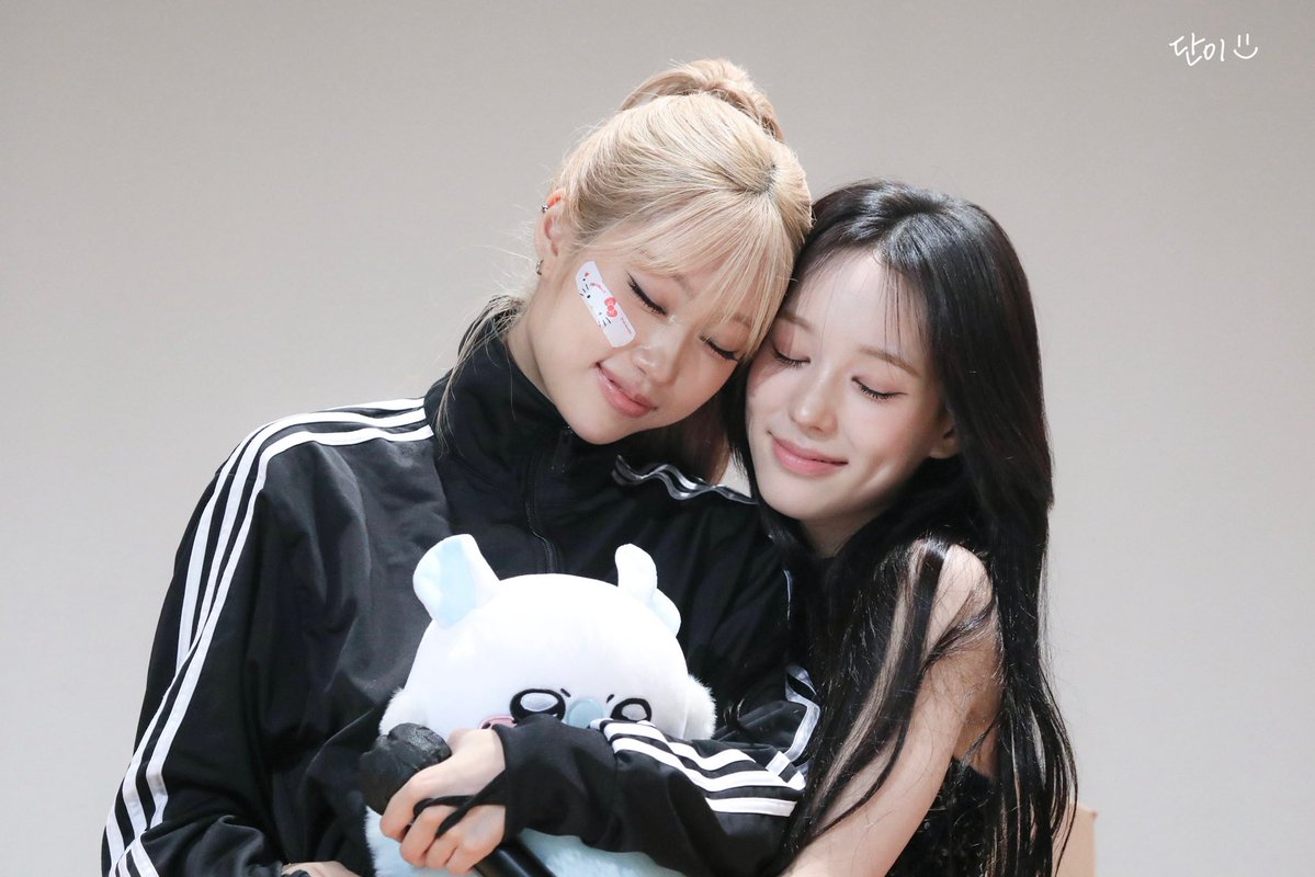 ZZANGDANNIE's tweet photo. 260618 케타포

내 콘치즈 🩵🫳🏻

#이즈나 #IZNA #최정은 #CHOIJUNGEUN
 #유사랑 #RYUSARANG https://t.co/G4TdmIF3mm
