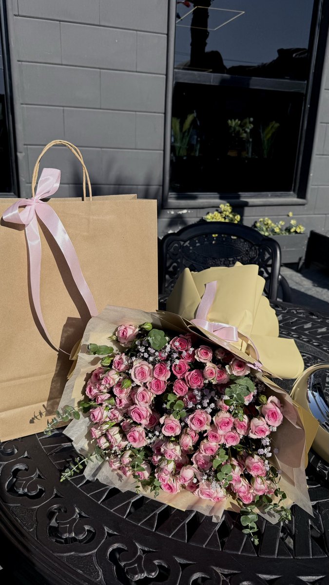 Taramumin's tweet photo. Another day, another bouquet, another reason to smile 🎀 https://t.co/qeWdcRYreT