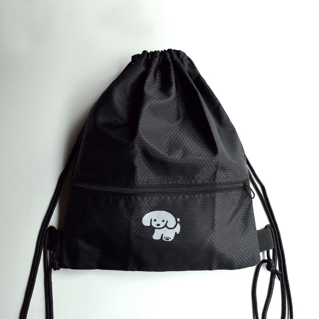 ondo_creative's tweet photo. 【GALLERY｜@ondo_creative／ONLINE STORE】

＼PICK UP／
ギャラリー併設のストアにて特集中のてらおかなつみさんの新商品が、ondoオンラインストアからもお求めいただけるようになりました🐶✨

サコッシュやナップザック、レンズクリーナーなどの日常生活に溶け込む実用的なアイテムを中心に、各テーマに合わせた5枚組のポストカードセットや、ぷっくりツヤツヤな質感にキュンとするシールなどが追加されています◎

オンラインストアでは、今回仲間入りした新商品だけでなく、以前から人気の定番グッズもたっぷりラインナップされています。
ぜひこの機会に、合わせてチェックしてみてください✅

●ondoオンラインストア（てらおかなつみ）
→https://t.co/DaplBjPy08