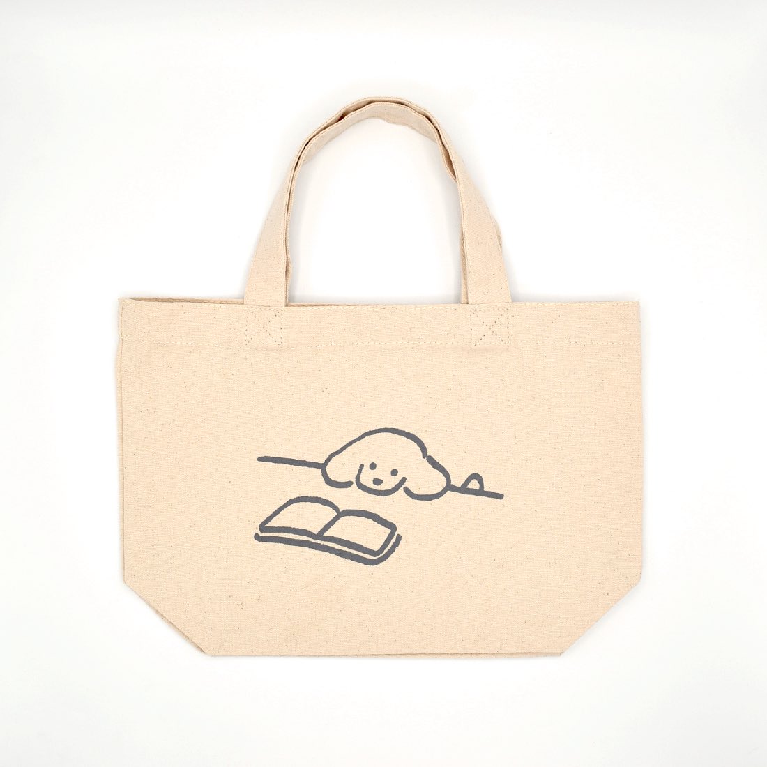 ondo_creative's tweet photo. 【GALLERY｜@ondo_creative／ONLINE STORE】

＼PICK UP／
ギャラリー併設のストアにて特集中のてらおかなつみさんの新商品が、ondoオンラインストアからもお求めいただけるようになりました🐶✨

サコッシュやナップザック、レンズクリーナーなどの日常生活に溶け込む実用的なアイテムを中心に、各テーマに合わせた5枚組のポストカードセットや、ぷっくりツヤツヤな質感にキュンとするシールなどが追加されています◎

オンラインストアでは、今回仲間入りした新商品だけでなく、以前から人気の定番グッズもたっぷりラインナップされています。
ぜひこの機会に、合わせてチェックしてみてください✅

●ondoオンラインストア（てらおかなつみ）
→https://t.co/DaplBjPy08