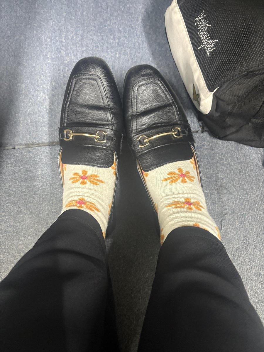 Am___zZ's tweet photo. 今日の靴下のセンスやばい
パンプスにこれはない https://t.co/JAIDpBlipb