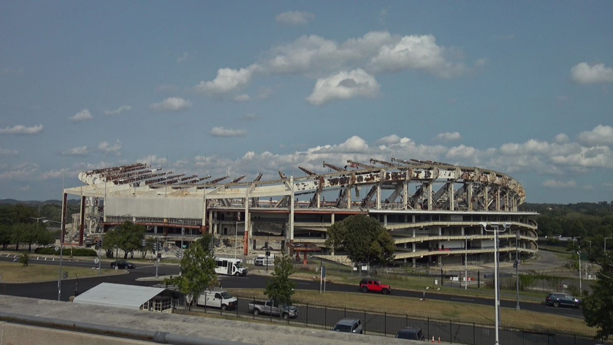 icer_222's tweet photo. @RahulRajVerse Yeah,let's compare two stadium with a budget diffrence of 3.75 billion $,also you are using rendered image for American stadium and under construction image for indian,post this https://t.co/tvgDZJdB0H