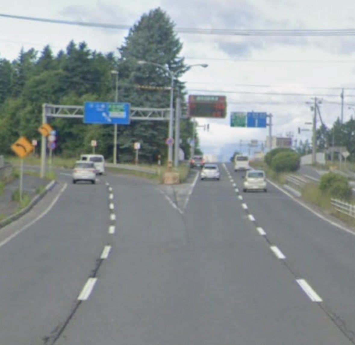 sekisora_706's tweet photo. いい加減ここを自転車で走る正解を教えて欲しい 手信号使って跨いでもホーン鳴らされるし、左寄って車列過ぎるの待っても睨まれるしどうしろと https://t.co/0nculll4PR