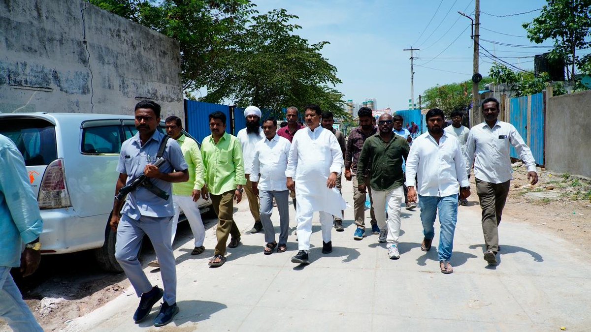 mkrkkpmla's tweet photo. 1/1-శుక్రవారం @kkpmla రంగదామును చెరువు (ఐడియల్) ప్రాంతాన్ని పరిశీలించారు.ప్రధానంగా హైడ్రా చేస్తున్న పనులను పరిశీలించి మాట్లాడుతూ గతంలో బిఆర్ఎస్ ప్రభుత్వ హయాంలో 19 కోట్ల రూపాయలు కేటాయించి ఈ ప్రాంతాన్ని అత్యంత సుందరీ కరణంగా తీర్చిదిద్దామని దాంట్లో 9 కోట్లు ఖర్చు అయ్యాయని https://t.co/7tQ5mafyg2