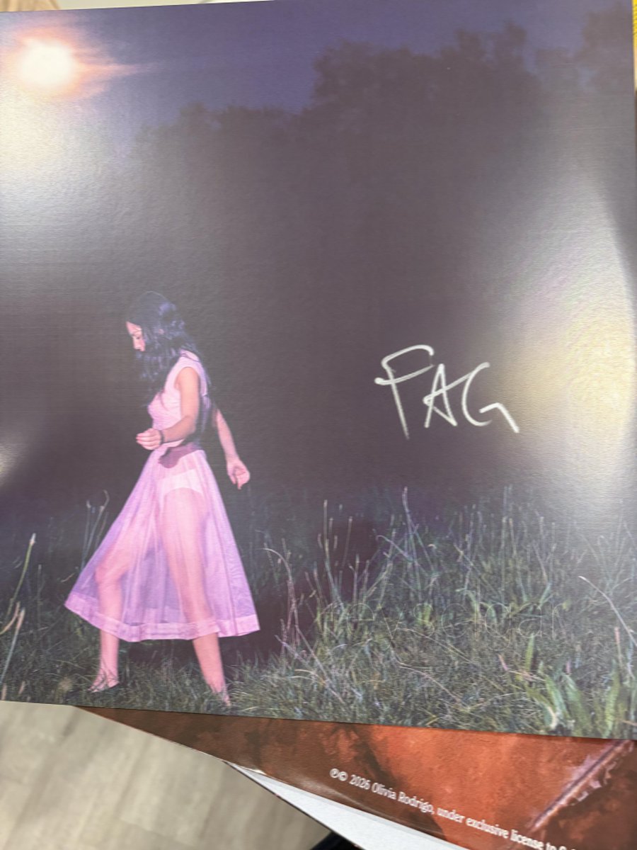 reyscigar's tweet photo. OMG?? WHY WOULD SHE WRITE THIS ON MY VINYL 😭😭 https://t.co/B1AfMwflf3