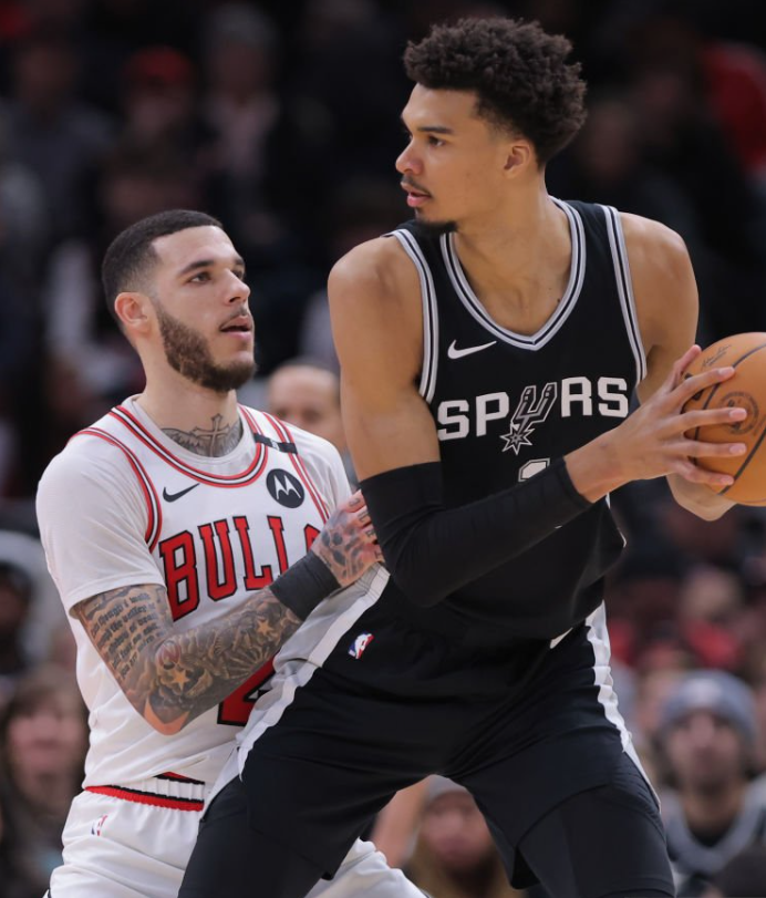 Basket_Infos's tweet photo. « Je ne sais pas pourquoi il ne s'en sert pas »

Lonzo Ball à propos de Victor Wembanyama : 

« Déjà, il doit apprendre à faire un jump hook. Je ne comprends pas pourquoi il n’en shoote jamais. Il a un super toucher. Je ne sais pas pourquoi il ne s’en sert pas. Il n’a pas vraiment de move de référence, mais il doit aller davantage au poste haut.

Il n’a même pas vraiment besoin d’un jeu au poste. Il doit surtout aller au poste haut. Prendre un peu de poids aussi. Poser un écran, et au lieu de sortir à 3-pts, s’il veut shooter, avancer et prendre le tir mi-distance.

Tu peux dessiner des petits systèmes pour l’aider à se rapprocher du cercle. Je ne pense pas forcément qu’il doive être sous le cercle, mais je crois vraiment qu’il doit ajouter un jump hook. Je ne l’ai jamais vu en prendre un. Et surtout, aller au poste haut et apprendre à shooter de là. Qui peut contrer ça ? Personne. Il peut en prendre 15 et en mettre 10. »

via @ballinthefampod