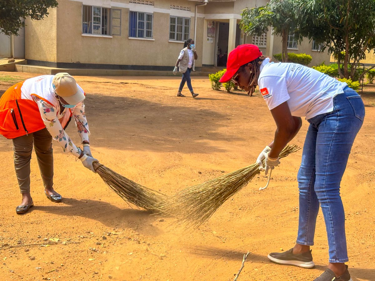 WorldVisionUg's tweet photo. Ahead of #WorldRefugeeDay, @WorldVisionUg &amp; PALM Corps joined hands to clean up Yayari Health Centre III in Bidibidi refugee settlement. #Thread https://t.co/6GoX8Ulpil