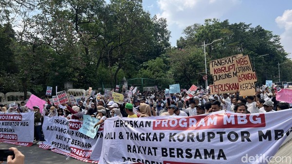LambeSahamjja's tweet photo. Alasan ada gerakan petani Dukung MBG:
- Anak makan bergizi, emangnya salah?
- Generasi emas 2045 butuh perut kenyang dulu
- sayur mayur di beli MBG 
- Emak-emak akhirnya bisa ikut proyek pemerintah
- Korupnya tangkap, programnya jalan terus
- Awasi ketat, jangan malah dibubarkan
- Minta call center bukan minta program dimatiin
- Diterima pemerintah baik-baik, aksi damai tanpa ricuh
- makanan yang kebuang bisa buat ternak