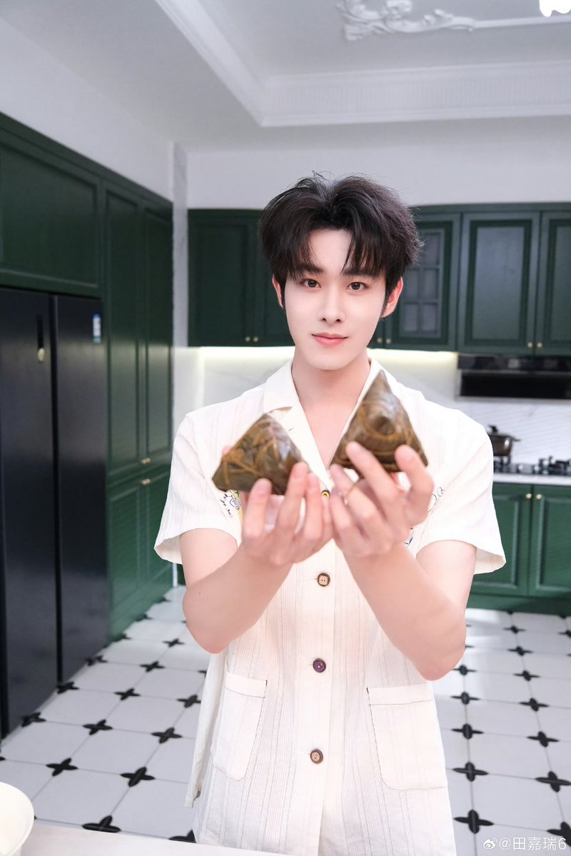 lallaimS2's tweet photo. 260619 전가서 웨이보

커엽💕

#전가서 #田嘉瑞 #TianJiarui https://t.co/IZvkNJ7JtH
