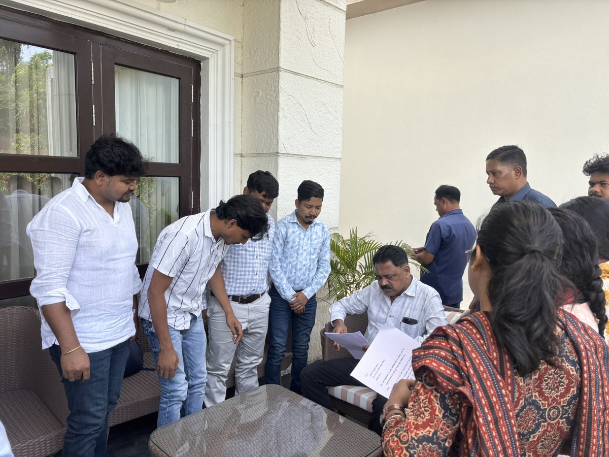 RajuKumar5196's tweet photo. आज TRL के एक प्रतिनिधिमंडल माननीय उच्च एवं तकनीकी शिक्षा मंत्री श्री सुदीप कुमार सोनू से मिला और रांची विश्वविद्यालय के अंतर्गत सभी अंगीभूत महाविद्यालयों में 9 जनजातीय एवं क्षेत्रीय भाषाओं (TRL) की पढ़ाई यथावत जारी रखने की मांग से उन्हें अवगत कराया । https://t.co/IDASrNGSRn