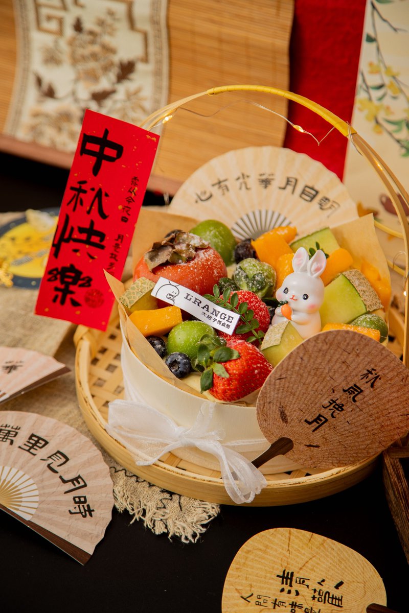 anyuta_mos's tweet photo. This Mid-Autumn Festival special platter has it all—mooncakes, matcha tiramisu, and cold osmanthus tea! Celebrate the full moon with delicious homemade joy ， https://t.co/TzIDrqDtqT