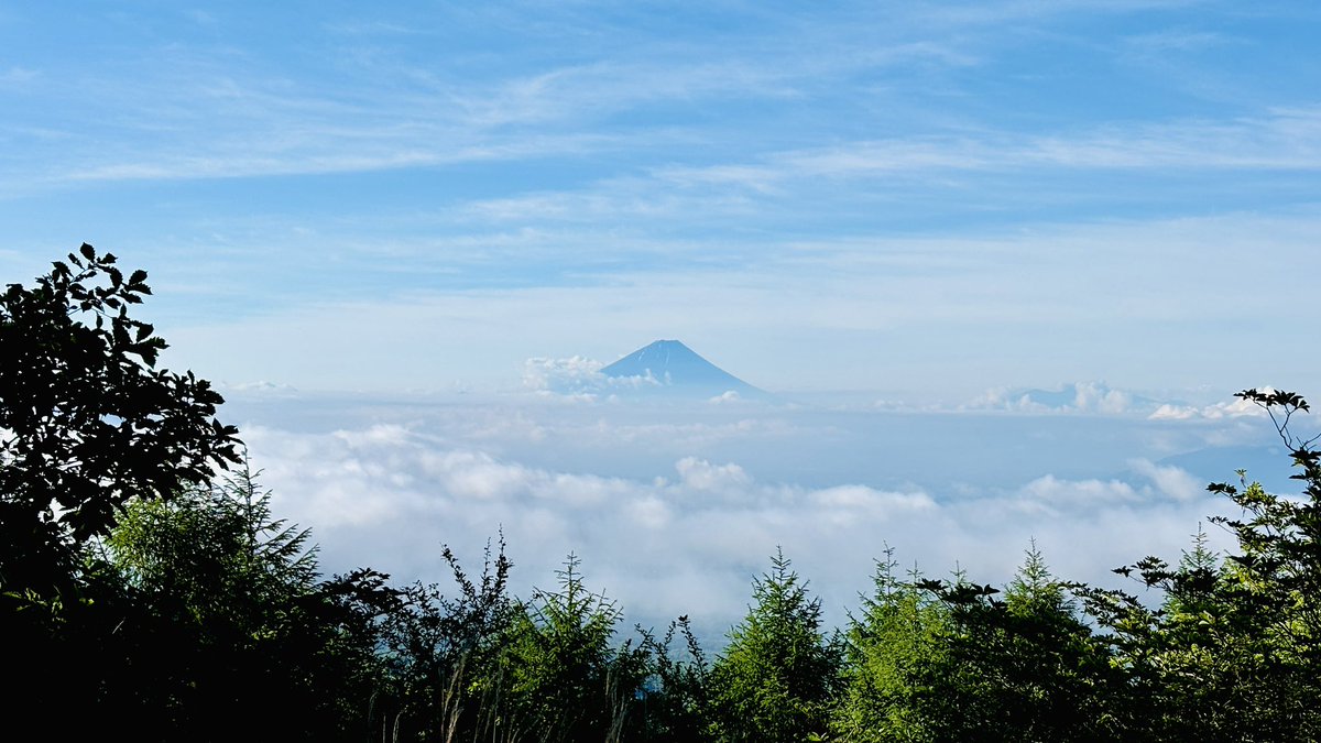 88yoishow's tweet photo. 日曜日は雨って事で、本日お休みとして…
編笠山〜
気温も丁度良く快適に登れました。
南アルプスに雲が掛かってしまいましたが前回の硫黄岳から反対の位置関係に並ぶ赤岳、中岳、横岳、阿弥陀岳から北八ヶ岳までバッチリの八ヶ岳オールスターでした。 https://t.co/QIkE3hcENP