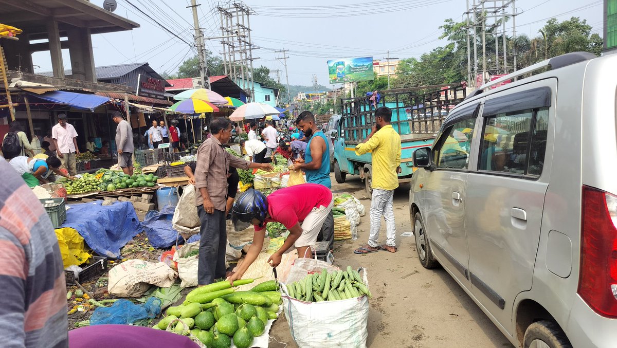 13utpal's tweet photo. @DY365 Road block by vendors at kolong par bazar narengi.  Please make a  Live https://t.co/wWbqu1EmHi