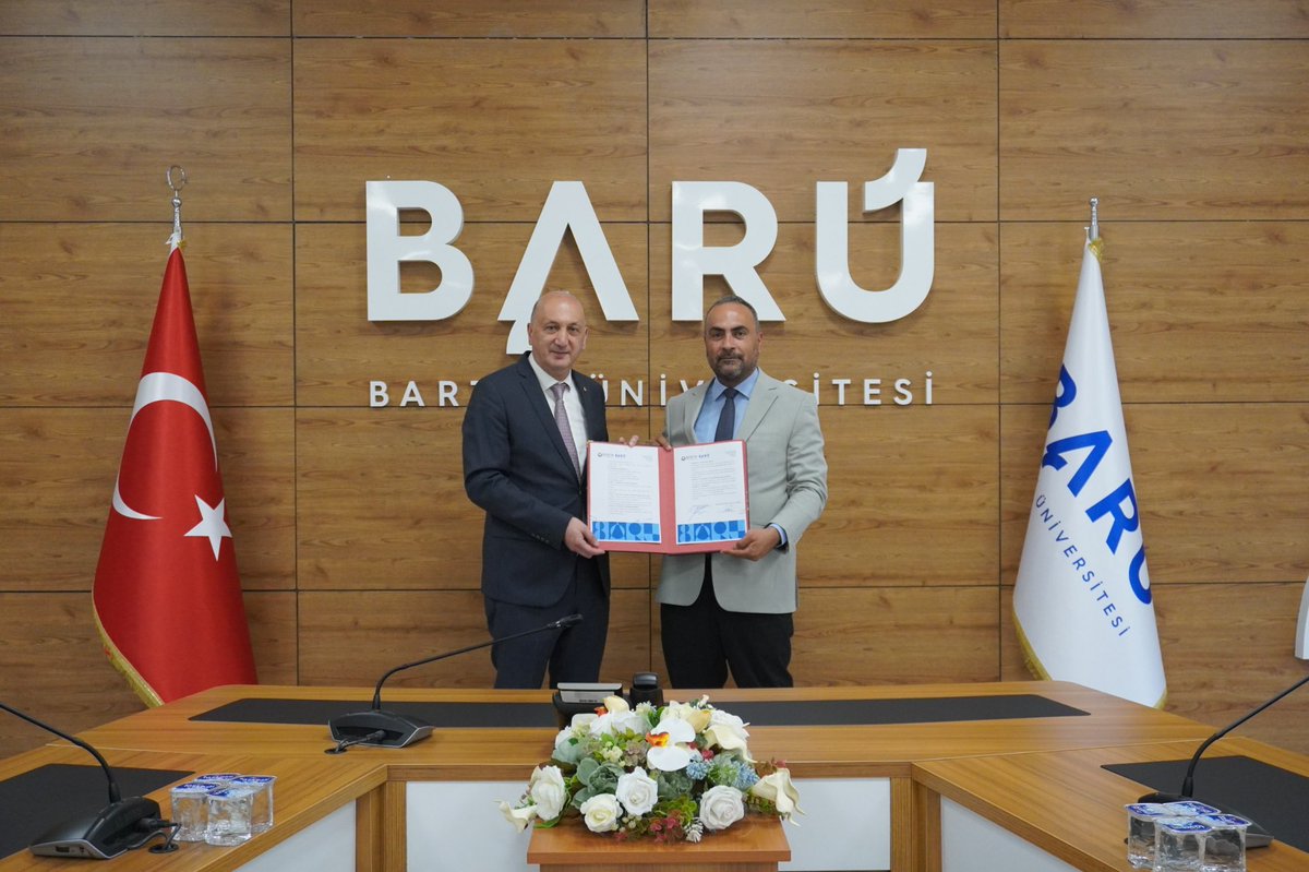 profdraakkaya's tweet photo. Bartın Ticaret ve Sanayi Odası Yönetim Kurulu üyelerini Bartın Meslek Yüksekokulumuzda ağırlamaktan memnuniyet duyduk.

Ziyaret kapsamında, Yükseköğretim Kurulu (YÖK) ile Türkiye Odalar ve Borsalar Birliği (TOBB) arasında imzalanan Meslek Yüksekokulları Eğitim İşbirliği Protokolü çerçevesinde üniversitemize sundukları katkılar dolayısıyla teşekkür belgelerini takdim ettik. Bartın Meslek Yüksekokulu Müdürü Prof. Dr. Ramazan Arslan ve yüksekokul yönetiminin de yer aldığı buluşmada, mesleki eğitimin niteliğinin artırılmasına yönelik işbirlikleri üzerine verimli değerlendirmelerde bulunduk. Ardından, Bartın Üniversitesi ile Bartın Ticaret ve Sanayi Odası arasında öğrencilerimizin mesleki deneyimlerini güçlendirmek ve iş dünyasıyla daha güçlü bağlar kurmalarını desteklemek amacıyla yaz stajı işbirliği protokolü imzaladık. Bu protokol ile öğrencilerimizin teorik bilgilerini uygulama ortamında geliştirmelerine ve kariyer hazırlıklarını daha güçlü bir zeminde sürdürmelerine katkı sağlamayı hedefliyoruz.

Üniversite-sanayi iş birliğinin geliştirilmesine yönelik destekleri ve yapıcı katkıları için Bartın Ticaret ve Sanayi Odası Başkanı sayın Halil Balık ve yönetimine teşekkür ediyor, iş birliğimizin öğrencilerimiz, şehrimiz ve bölgemiz adına hayırlı sonuçlar doğurmasını temenni ediyorum.