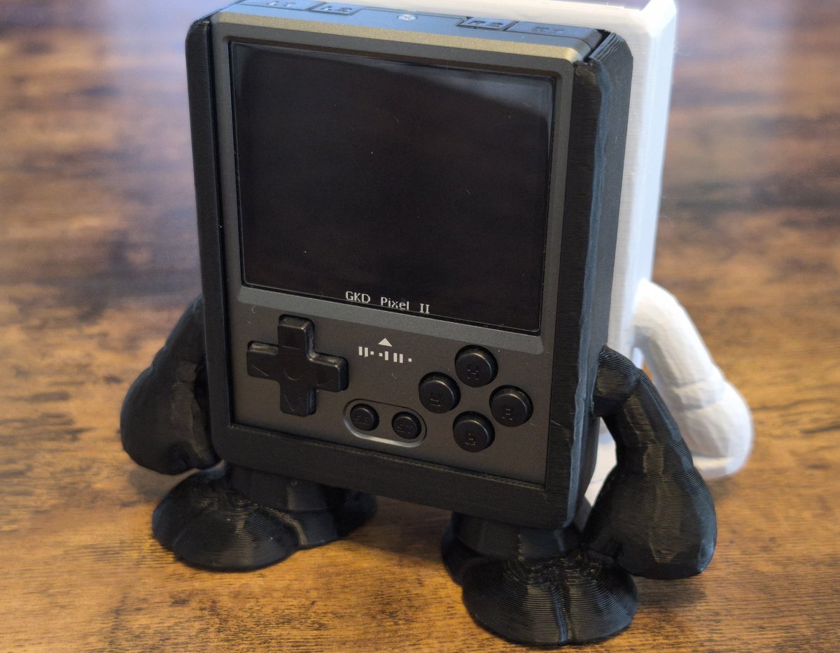 h36zap's tweet photo. 3DプリンターにてGKD Pixel 2ホルダー作りました
Pixel2を差し込むだけで何処かで見たような可愛らしいキャラクターになります👍
モデリングの技術は勿論無いのでAI生成したキャラクターのパーツを調整して自立するよう安定化を出しボディに穴あけて最後に脱落防止のフチや窪みをつけました
#GKDPixel2 https://t.co/M9PgiuPno3