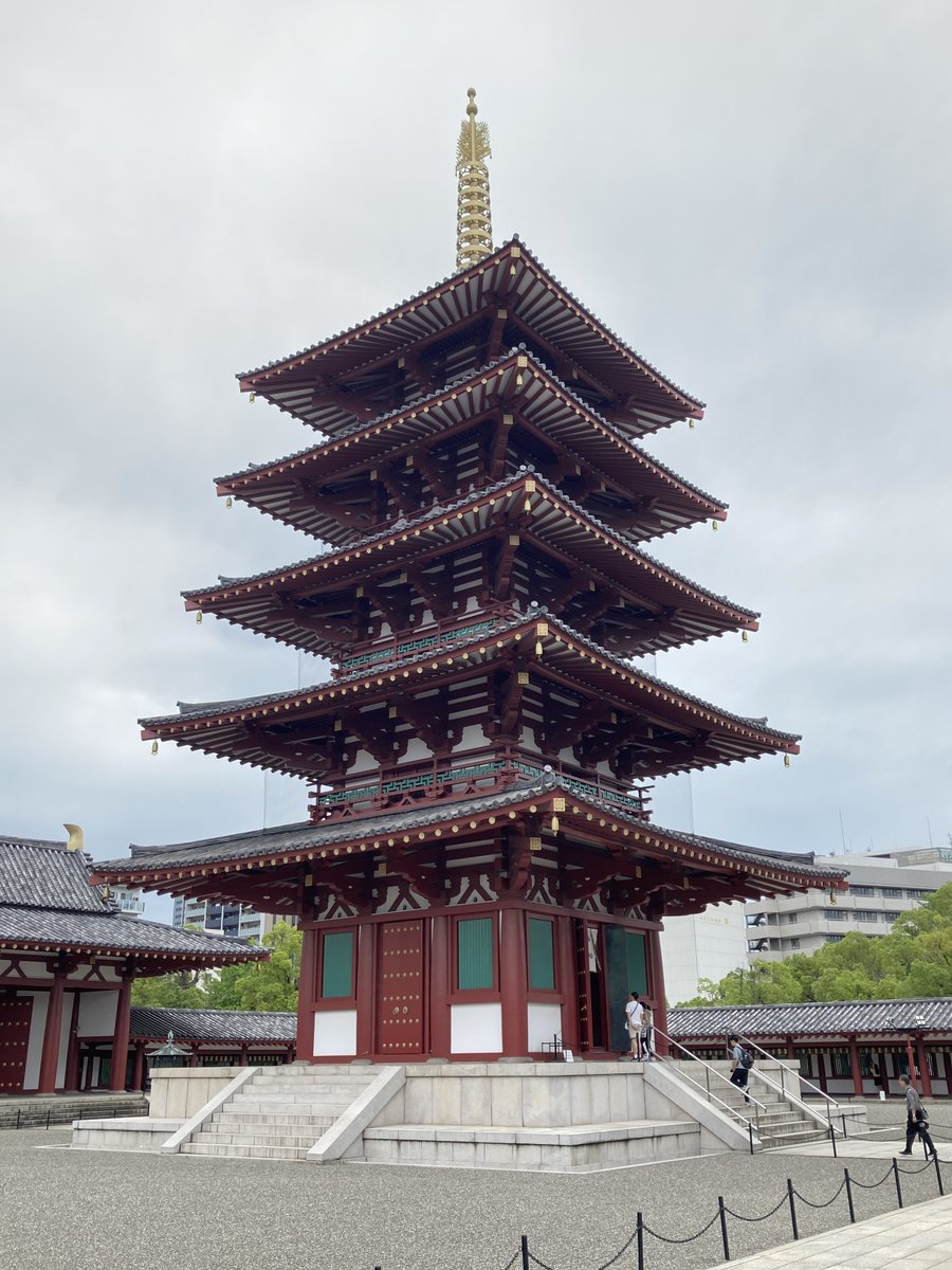 Bonnasty's tweet photo. 大阪に行ってきました。
四天王寺五重塔・太陽の塔・通天閣。
大阪三塔です。 https://t.co/ajBNPPqhUc