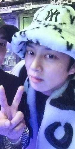 re11aeva's tweet photo. 잠시만 나 이거 처음 본 거 같애 귀여워ㅋㅋ부자 마담 처럼 입었네 https://t.co/QeZBK7SSEZ