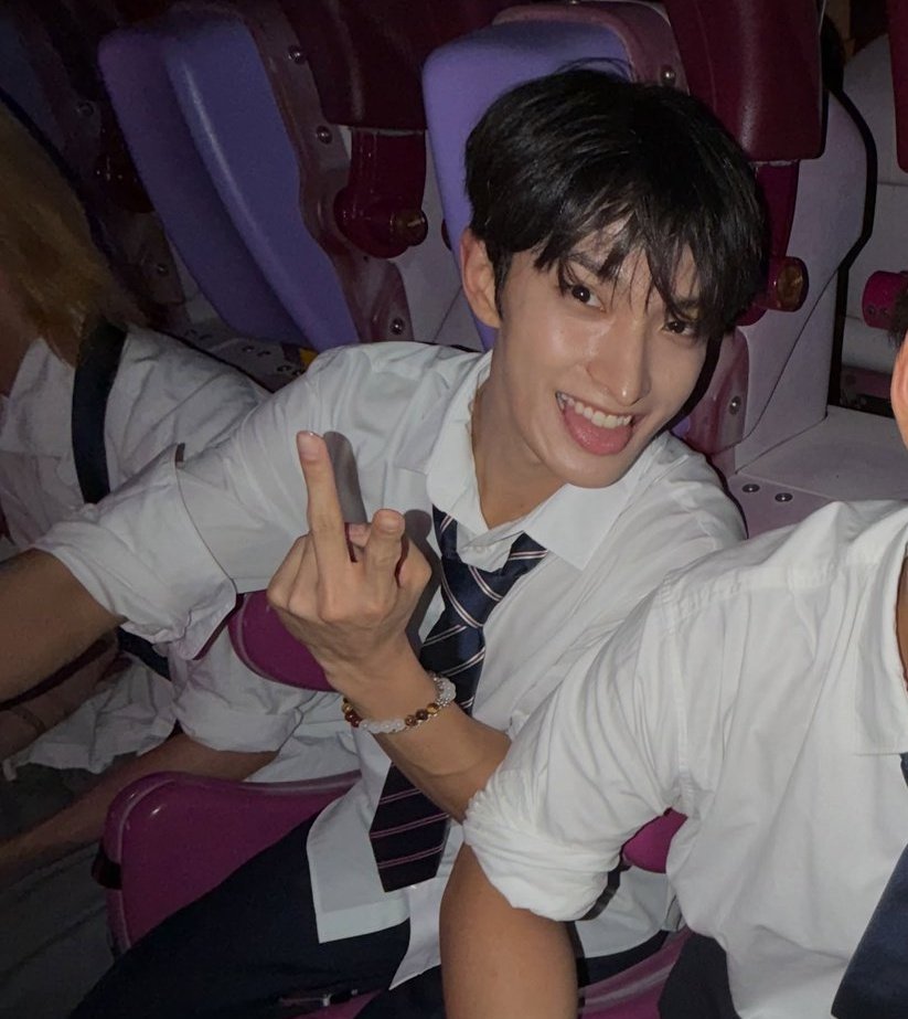cheolhanglazer's tweet photo. It's giving https://t.co/yzftTB5jrM