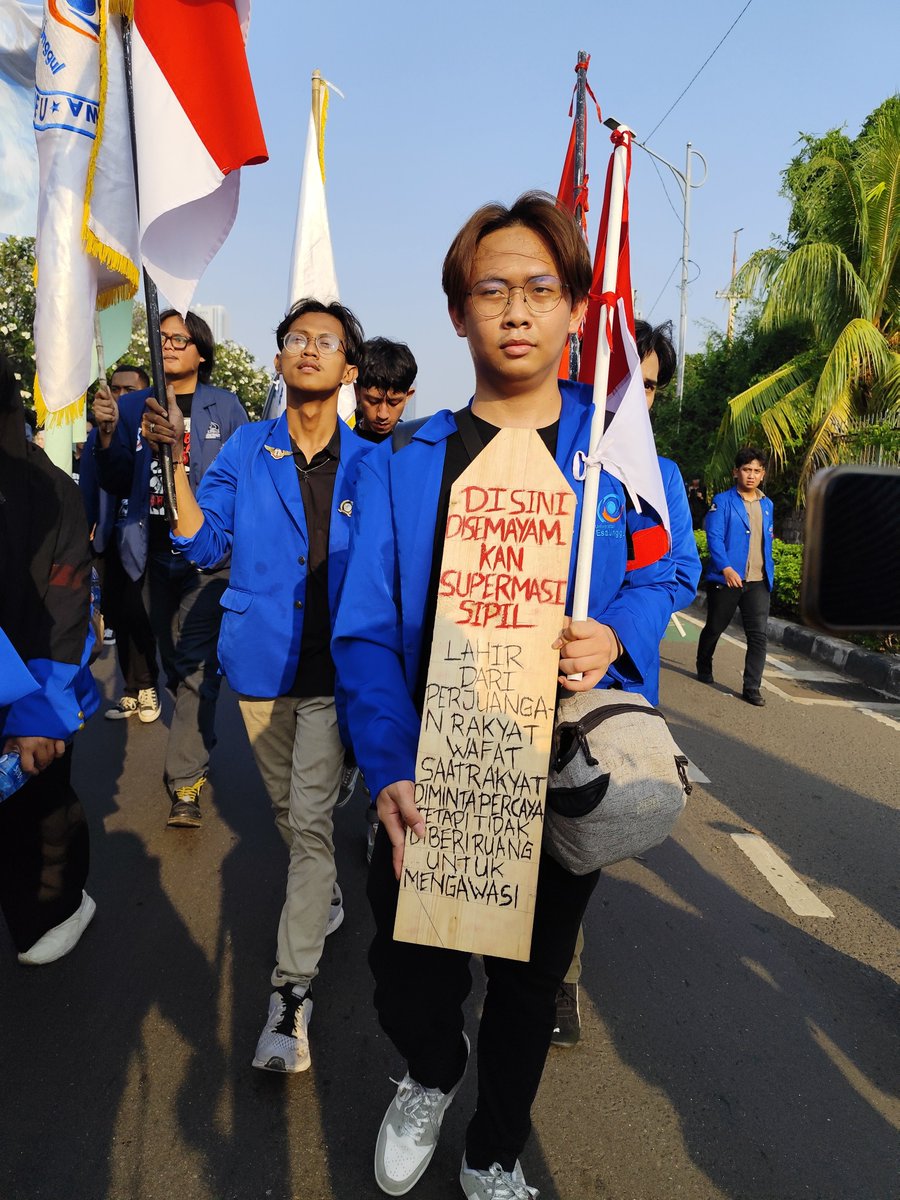 _pandangsudut's tweet photo. Poster-poster massa aksi mahasiswa di depan Gedung DPR hari ini: https://t.co/m2lTEGNG9U