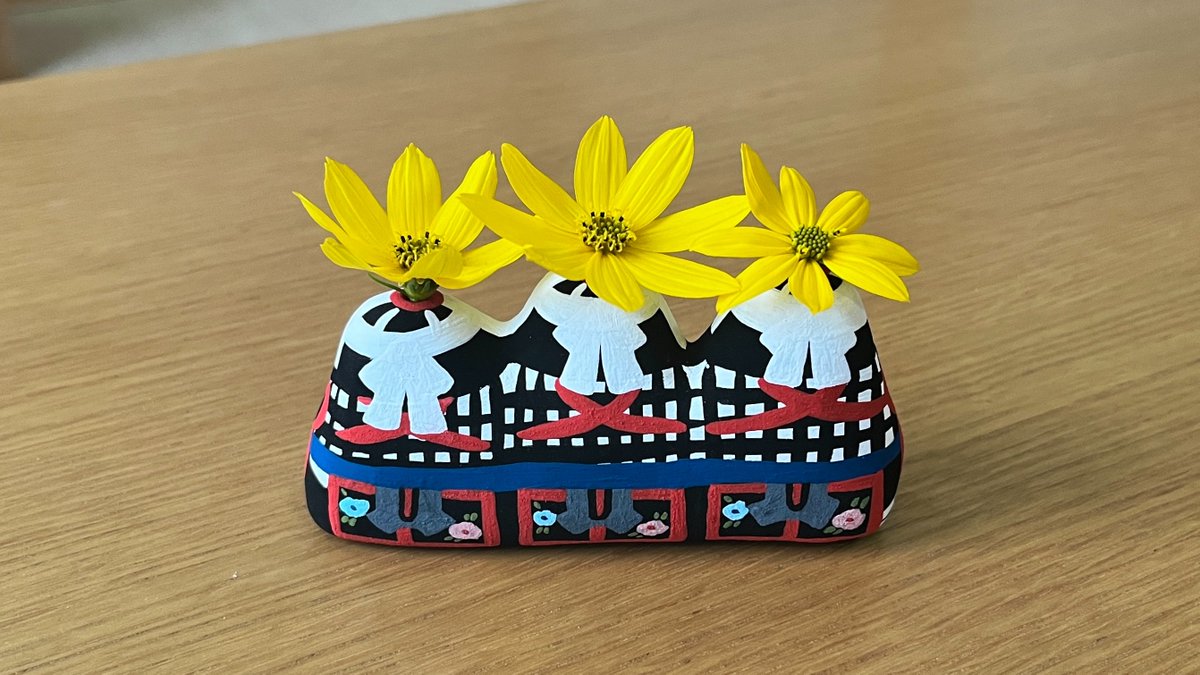 toulu's tweet photo. お試し製作中の人形、ザイ用の穴がさみしかったので庭の花をインしたらかわいい。
正面が塗り終わったらちゃんとザイを付けます。 https://t.co/KPEEENxde5