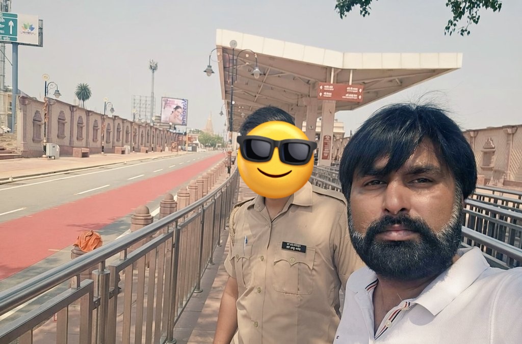ArunKosli's tweet photo. योगी जी ने स्पष्ट कर दिया है 15 दिन में दोषियों को निपटा दिया जाएगा 

राममंदिर दान चोरी प्रकरण में सभी हिंदूओं की आस्था को ठेस पहोंची है। मुझे भी बुरा लगा। 
मैं आज अयोध्या में हूं , यूपी पुलिस के एक बड़े अधिकारी मेरे मित्र वहीं पर कार्यरत हैं उन्होंने अपने सहयोगी को मेरे साथ भेजा तो वीआइपी कोटा से दर्शन हो गये बिना समस्या के। 
वहां फोन लेकर जाना अलाउड नहीं है, मगर सच में राममंदिर इतना भव्य बना है कि आप वहां जाकर एक दम speechless 😶हो‌ जाओगे। 
यदि मंदिर में कोई चोर घुसा भी है तो आपकी आस्था से वो थोड़ी लड़ जाएगा। 

मंदिर प्रांगण भव्य शानदार है और आपको एक बात शायद कोई नहीं बताएगा की जहां धूप पड़ती है फर्श पर वहां पर इनसुलेशन किया गया है ताकी भक्तों के पैर ना जले