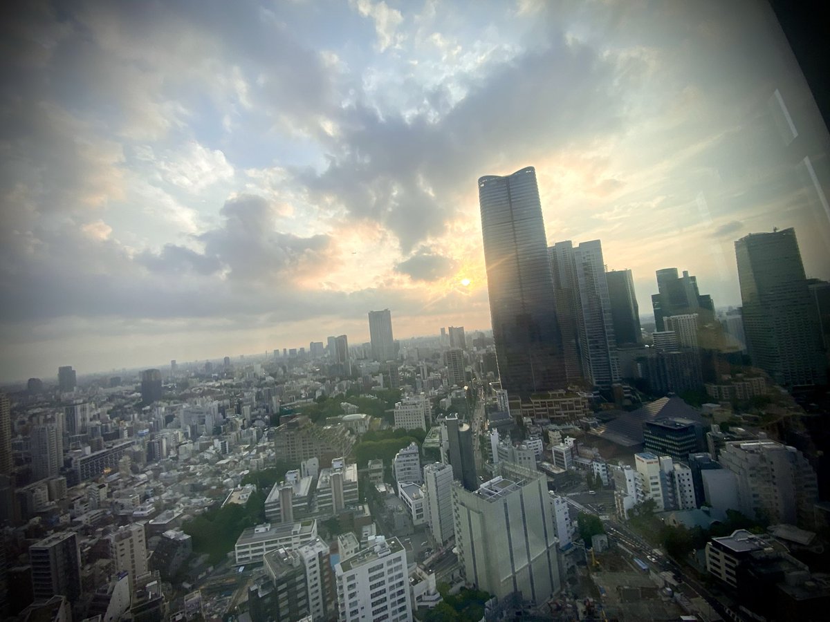 Shelly9402's tweet photo. 東京に突き刺さった古い電波塔が
正直なくらいポツりと光ってた… https://t.co/FTc2ndRWWW