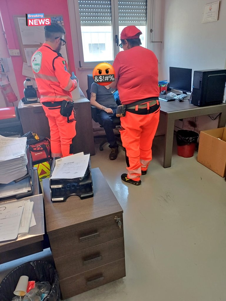 ContabileReload's tweet photo. La sinistra riparta dagli operai che svengono a lavoro dal caldo perché i padroni non vogliono spendere soldi per mettere un impianto di areazione nel capannone. Pagherete tutto pagherete caro #porcodio #confindustria https://t.co/kdgZ7IvZ8K