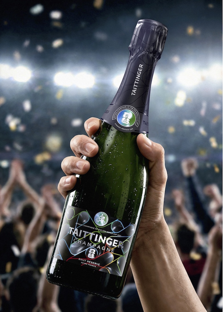 AlexXplore's tweet photo. 🇲🇽🇺🇸🇨🇦 Taittinger est le champagne officiel de la FIFA pour la Coupe du Monde 2026 et a créé une édition limitée spéciale aux couleurs des pays hôtes.  

🚫 Cette bouteille est commercialisée dans 64 pays du monde, mais elle est interdite à la vente en France.  

⚖️ La loi Évin considère l’association du champagne avec l’événement sportif comme une publicité indirecte illégale.  

😕 Ce paradoxe empêche les Français de se procurer chez eux le champagne qui représente la France à l’international.  

🏆 Malgré cela, Taittinger reste présent dans les loges VIP et événements FIFA du Mondial.

https://t.co/WlJ8B1EMah