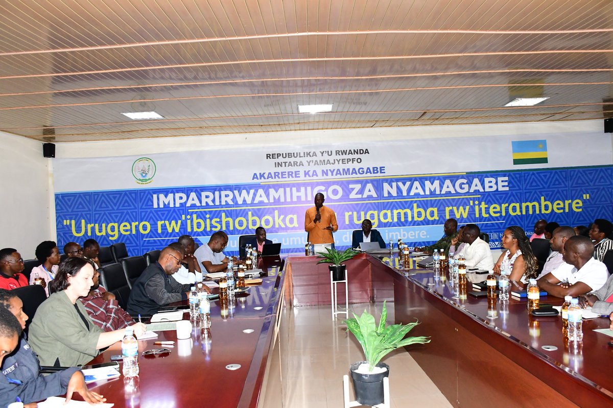 Nyamagabe's tweet photo. Umuyobozi w'Akarere, @Niyomwungeri_H amaze gufungura inama y'Inteko Rusange y'Ihuriro ry'Abafatanyabikorwa mu Iterambere ry'Akarere (#JADF Nyamagabe General Assembly Meeting). 1/2 https://t.co/MKKUbwNHpb