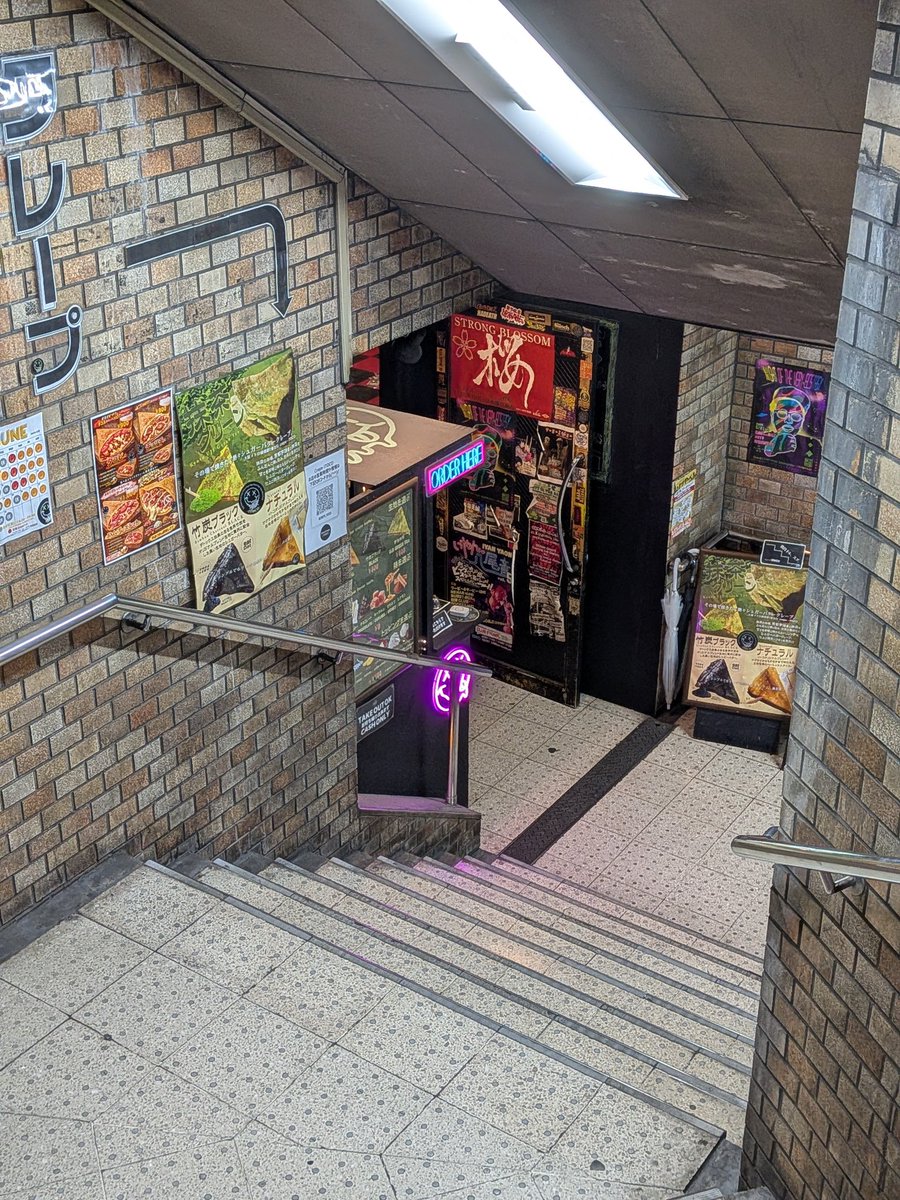 sin103neko's tweet photo. 大阪メトロ・緑橋駅。実は当駅は日本国内唯一の″駅構内にライブハウスがある地下鉄駅″。駅名標の上に掲げられたライブハウスの看板。というか大阪市営地下鉄もよくこんなん許可したな…
パリっとスーツを着こなしたリーマンOLと、刺青バリバリ長髪モヒカンバンドマンが行き交う光景。カオスである。 https://t.co/lCCFfskgUO