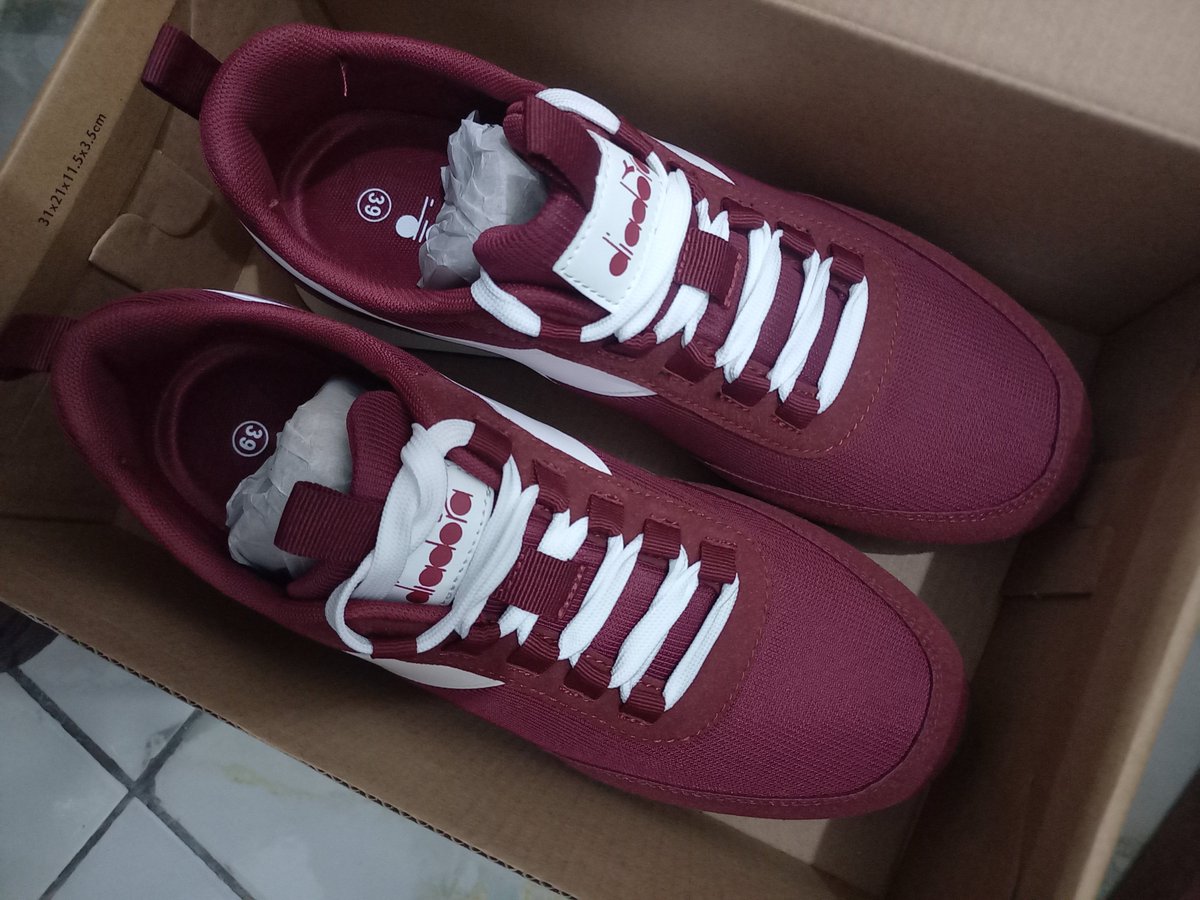 haruugf's tweet photo. sepatu pertama yg aku beli dengan gaji sendiri huhuuu. mungkin keliatannya ga semahal itu, tapi tetap aja nangis terharu with my gaji imut fresh graduate. ga nyesellll, warnanya juga lucu😖☝🏻 https://t.co/mugcAdsO1f