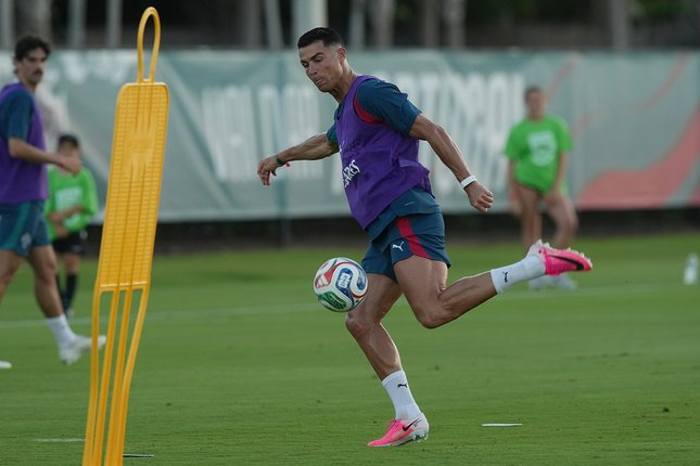 gilabola433's tweet photo. Cristiano Ronaldo Diminta Mengalah, Portugal Butuh Energi Baru
Louis Saha menilai Cristiano Ronaldo perlu mendapat perlindungan dari ambisinya sendiri setelah Portugal memulai Piala Dunia 2026 dengan hasil kurang maksimal. Mantan rekan setimnya di Manchester United itu menyebut Ronaldo masih berusaha bersaing dengan para pemain muda seperti Lionel Messi dan Erling Haaland.

Portugal hanya mampu bermain imbang 1-1 melawan RD Kongo pada laga pembuka Grup K. Performa Ronaldo dalam pertandingan tersebut kemudian memunculkan perdebatan mengenai perannya di skuad utama.

Saha melihat keinginan Ronaldo untuk terus bermain dan mengejar rekor bisa memengaruhi fleksibilitas taktik Portugal. Ia menilai Roberto Martinez perlu mempertimbangkan rotasi agar sang kapten tetap bugar.

Meski memberikan kritik, Saha tetap percaya Ronaldo masih memiliki kemampuan untuk memberikan kontribusi besar. Ia menilai Portugal membutuhkan keseimbangan antara pengalaman dan energi dalam skuad.

Saha Sebut Ronaldo Perlu Diselamatkan dari Ambisinya
Saha memahami mentalitas Ronaldo yang selalu ingin menjadi yang terbaik dalam setiap pertandingan. Namun, ia merasa keinginan tersebut bisa menjadi tantangan bagi Portugal di turnamen besar.

Menurutnya, Ronaldo masih memiliki motivasi tinggi untuk bersaing dengan nama-nama besar dunia. Kondisi itu membuat Portugal harus mengatur perannya agar tidak mengorbankan kebutuhan tim.

“Cristiano Ronaldo perlu diselamatkan dari dirinya sendiri, karena Cristiano selalu akan bersaing dengan Erling Haaland, Kylian Mbappe, dan Lionel Messi,” kata Saha.

“Dia ingin bermain setiap menit untuk memecahkan rekor, itu adalah mentalitasnya dan kami memahami hal tersebut. Namun saya pikir dia juga memahami bahwa Portugal membutuhkan tempo tinggi,” ujar Saha.

Portugal Butuh Energi Tinggi di Piala DuniaSaha menilai Portugal membutuhkan intensitas tinggi untuk bisa bersaing di Piala Dunia 2026. Ia menyebut gaya bermain pressing membutuhkan energi besar dari seluruh pemain.

Mantan penyerang Manchester United itu percaya Ronaldo masih bisa membantu Portugal dalam situasi tertentu. Namun, ia merasa ada pertandingan yang mungkin terasa lebih berat bagi sang kapten.

“Mereka ingin melakukan pressing dan memiliki tingkat energi yang berada di level tertinggi, hal itu akan melibatkan beberapa perubahan,” tutur Saha.

“Terkadang dia sudah memberikan solusi untuk hal tersebut. Kondisi fisiknya terlihat bagus, dia sudah bekerja sangat keras untuk momen-momen itu dan saya percaya dia akan merespons dengan cara yang tepat.

"Tetapi dia akan menemukan bahwa dalam beberapa pertandingan, situasinya akan terasa sulit baginya,” tambah Saha.

Saha Minta Martinez Pertimbangkan Rotasi Ronaldo

Hasil imbang melawan RD Kongo membuat tekanan kepada Roberto Martinez semakin meningkat. Pelatih Portugal itu mendapat sorotan karena tetap memainkan Ronaldo meski kontribusinya dianggap belum maksimal.

Saha menyebut keputusan mencadangkan Ronaldo bukan berarti mengurangi perannya. Ia justru menilai langkah tersebut bisa membantu Portugal menjaga kekuatan sang pemain hingga fase penting turnamen.

“Fokus yang terlalu besar kepada dirinya memang sulit bagi pelatih. Terkadang dia harus menjawab pertanyaan yang sebenarnya tidak perlu dan terkadang Anda harus mencadangkan Cristiano,” jelas Saha.

“Hal itu dilakukan agar dia bisa membantu tim melaju sejauh mungkin dalam kompetisi ini,” tegas Saha.

#ronaldo #cr7 #pialadunia2026 #portugal #saha #RDKongo #Martinez #livefootballstreamhd