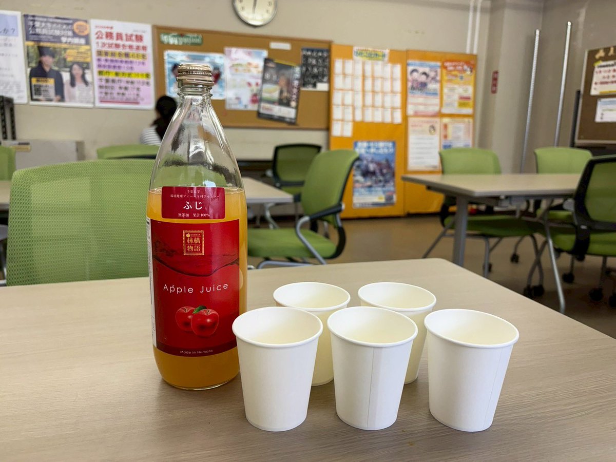 tojosai's tweet photo. 実行委員会の出店として販売を計画している、千葉大オリジナルりんごジュースの試飲会を幹部会議の際に行いました🍎
今のところ当日はこのジュースと、昨年度も販売した千葉大産のジャムの販売を考えています😌💭 https://t.co/0h6JCLPHlu
