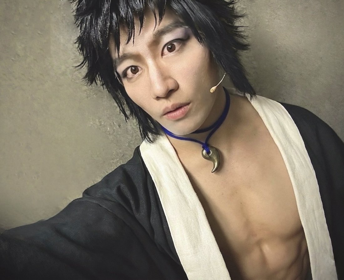 yohei_isshiki's tweet photo. #舞台鬼滅の刃
暑い中のご来城、誠に有難うございました😌

様々なグッズが完売となっている中「ランダムアクリルスタンド」の受注生産が決定とのこと！詳細はこちらの各通販ページより→ https://t.co/CtOYrtuda9

明日も無限城のどこか、耳をすませばわかる場所にて、お待ち致しております。#獪岳 https://t.co/atravu12Gb